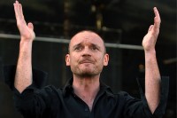 Gaëtan Roussel sur la grande scène du parc des Beauvières samedi 23 juillet à 21h10 dans le Grand Souk 2011 à Riberac