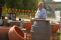 Etienne Leroux, façonneur de grosses jarres à la cordes au 14e Marché des potiers de Limeuil samedi 23 et dimanche 24 juillet