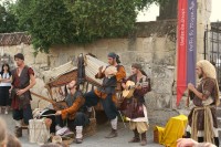 Théâtre, jongle, musique, spectacle de feu avec la compagnie Alchymère à Cadouin pour l'Itinérance médiévale en vallée du Dropt vendredi 20 août