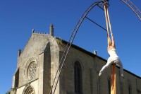 Spectacle poétique et aérien par la cie du cirque Pouce dans l'Itinérance médiévale à Eymet diamanche 8 août