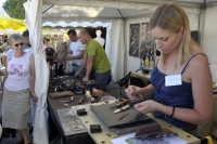 Démonstration commentée de Carving - sculpture du cuir - avec Marilyne Lecourtier - 15e Fête du couteau de Nontron