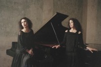 Récital de piano avec Katia et Marielle Labèque samedi 6 août, Château de Biron à 21h dans l'Eté musical en Bergerac (Photo : Brigitte Lacombe)