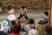 Des troupes de théâtre de la région se produisent toute la journée au festival des épouvantails dimanche 24 juillet