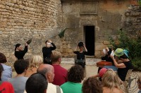 Théâtre dans les ruelles de Meyrals toute la journée dimanche 24 juillet pour le festival des épouvantails
