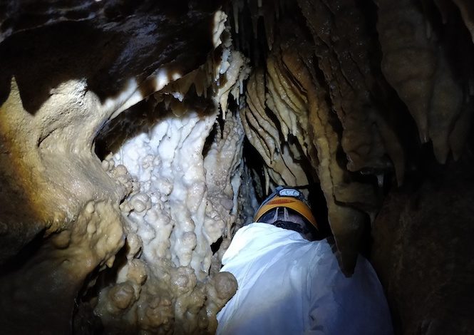 Début de l'expédition dans la partie non aménagée de la grotte @ Philippe Jouhanet